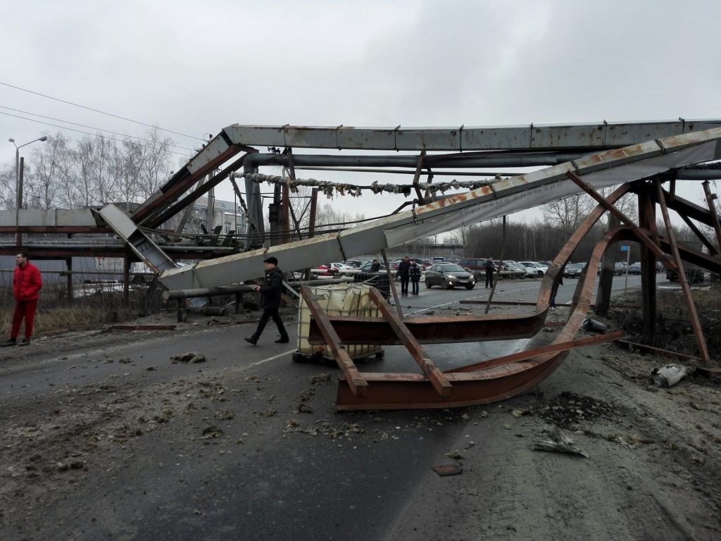 Фура снесла эстакаду с газопроводом на дороге в Дзержинске