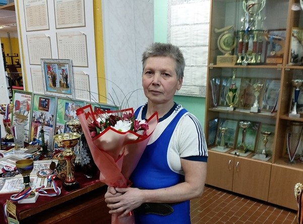 Нижегородская пенсионерка-пауэрлифтер поднимает штангу тяжелее себя