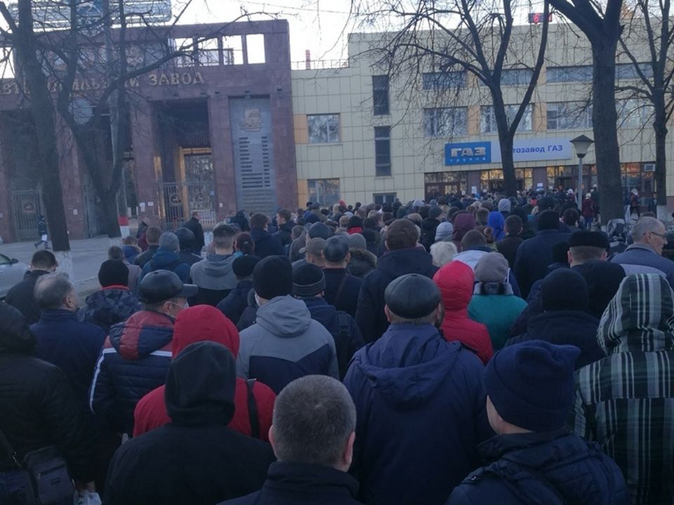Сотрудники ГАЗа столпились в огромной очереди на проходной