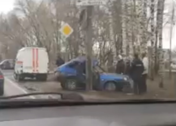 Неопытный водитель врезался в столб в Борском районе