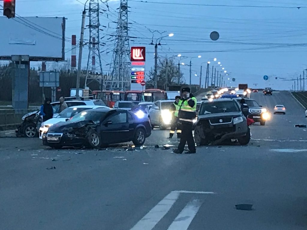 ДТП с участием 5 машин произошло на съезде с Мызинского моста