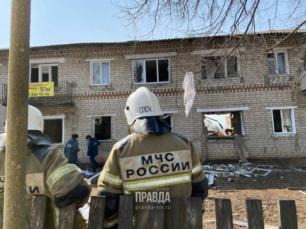 Спасатели продолжают разбирать завалы дома в Вачском районе: фоторепортаж с места событий