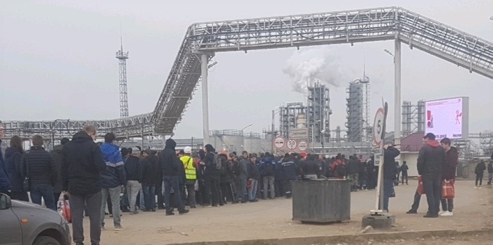 Гигантская очередь из сотрудников выстроилась на проходной «Лукойла» в Кстовском районе