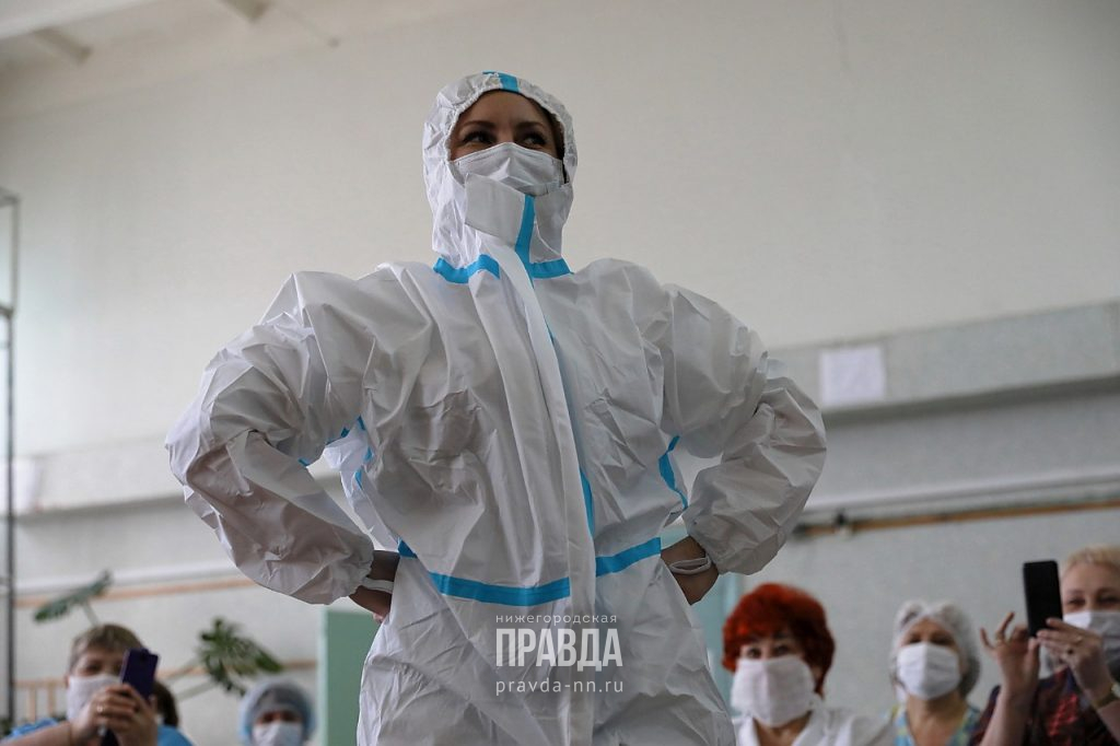 Волонтеры передали более 800 защитных костюмов в медицинские учреждения Нижегородской области