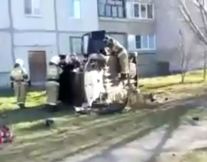 Машина опрокинулась на бок во дворе дома в Ленинском районе