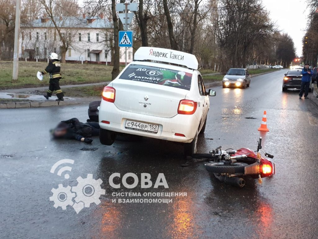 Мотоциклист оказался под колёсами такси на проспекте Ильича