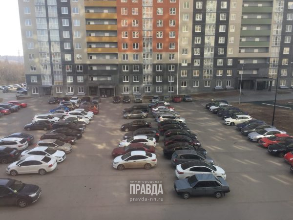 Припаркованные автомобили мешают вывозу мусора в ЖК «Анкудиновский парк»