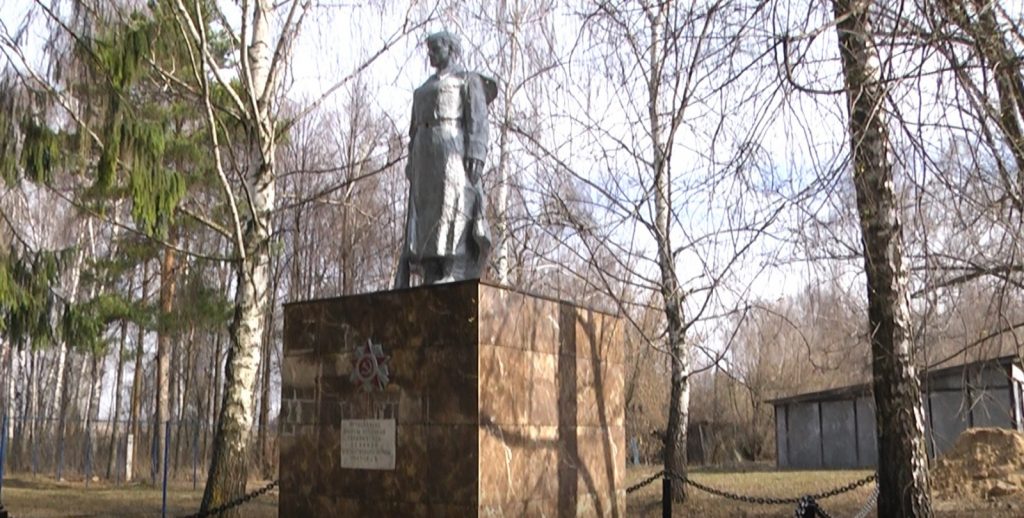 Ремонт памятника героям войны завершен в поселке Возрождение Княгининского района