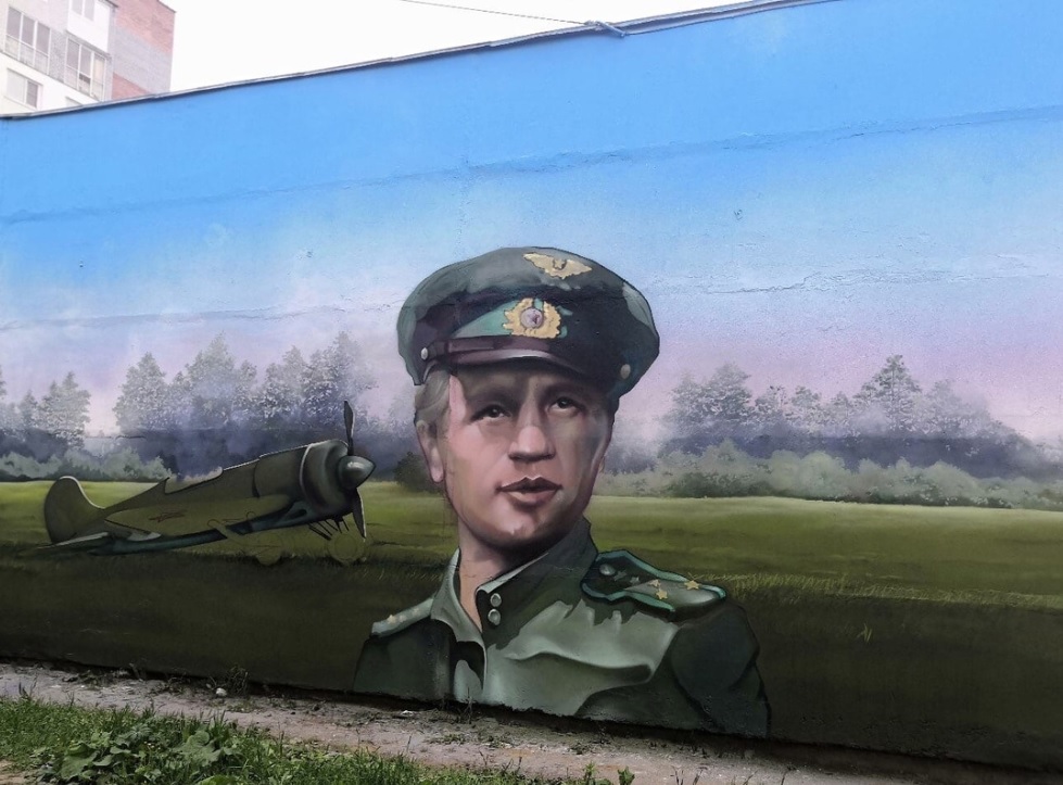 «В бой идут одни «старики»: портрет Леонида Быкова нарисовали на фасаде теплопункта на улице Гордеевской