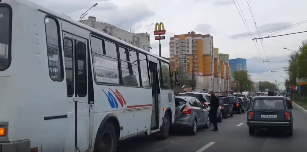 Автобус и две иномарки столкнулись на проспекте Гагарина