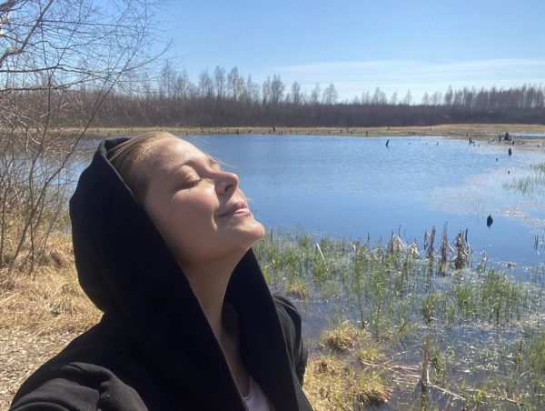 Ирина Пегова без макияжа и в толстовке пошла гулять по солнечной Выксе