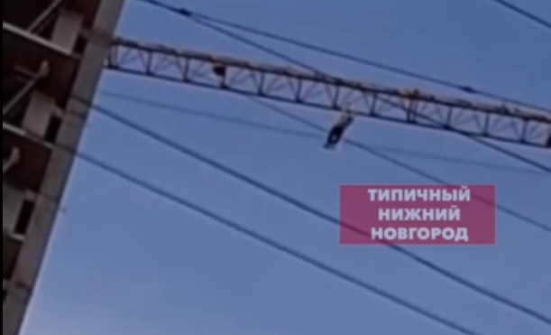 Нижегородский экстремал выполнял трюки на башенном кране на высоте 10 этажа