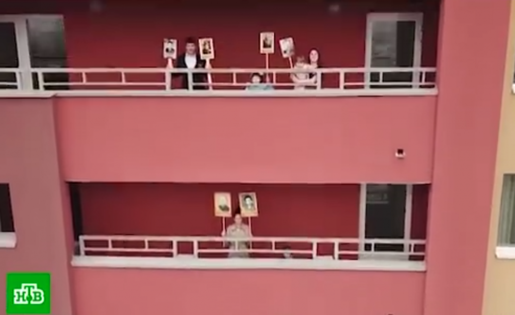 Жители дома в ЖК «Цветы» поддержали акцию «Бессмертный полк» у себя на балконах