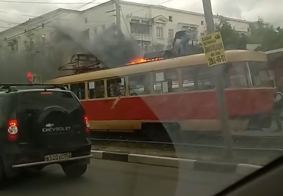 Трамвай с пассажирами загорелся на улице Коминтерна