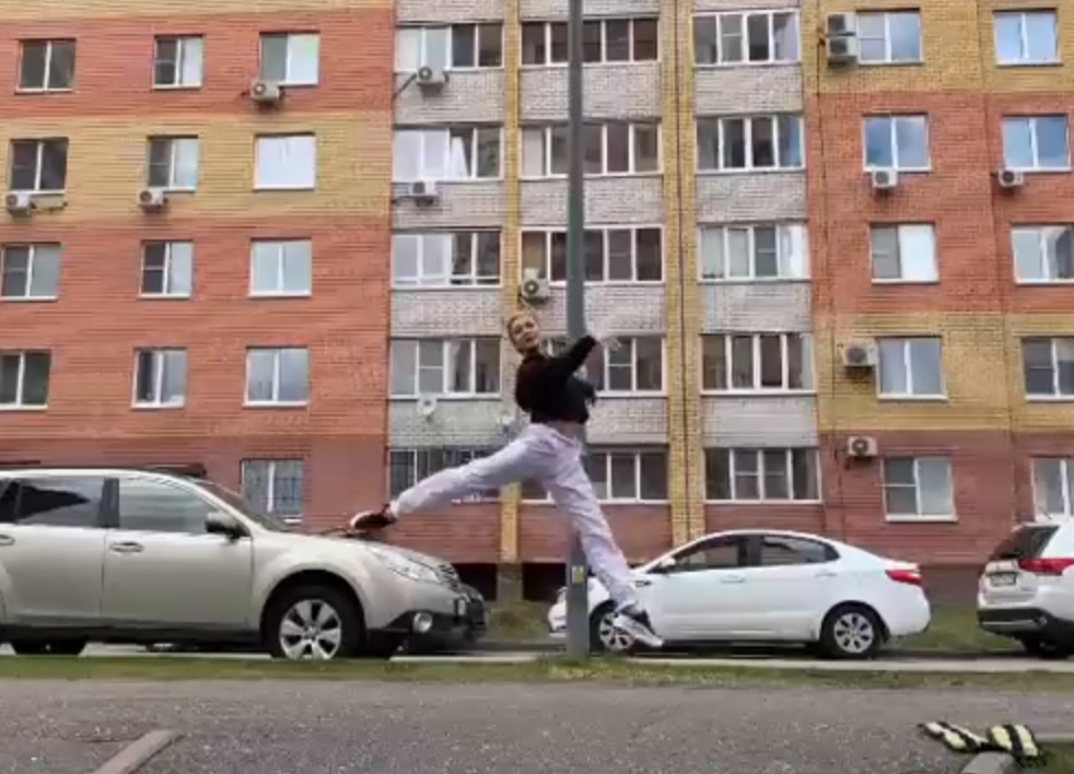 Видео дня: балерина станцевала на улице в Нижнем Новгороде