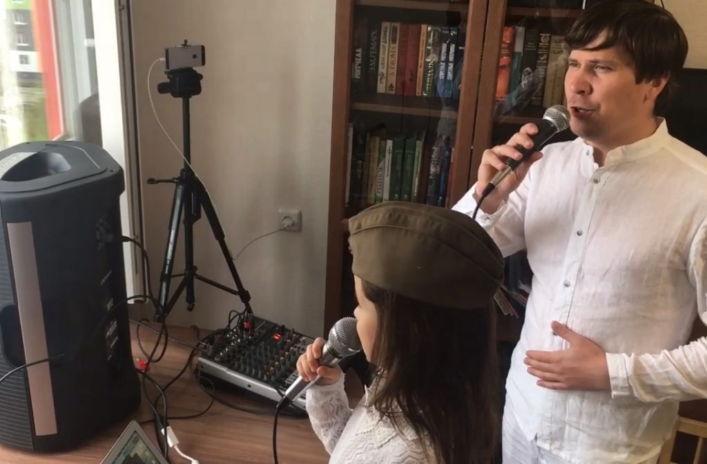 Житель Автозавода исполнил песню «День Победы» и стал звездой соцсетей