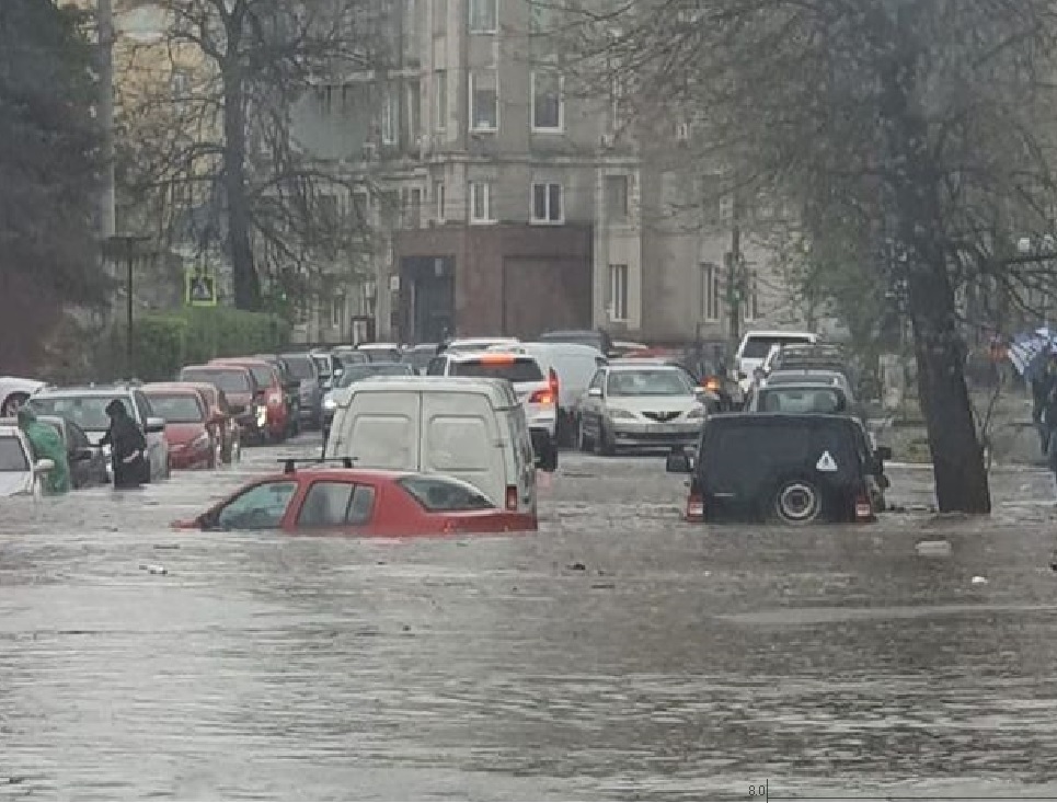Центр Нижнего Новгорода утонул под дождем: смотрим фото и видео последствий сильного ливня