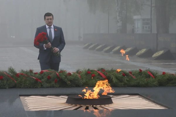 Глеб Никитин возложил цветы к Вечному огню в Нижегородском кремле