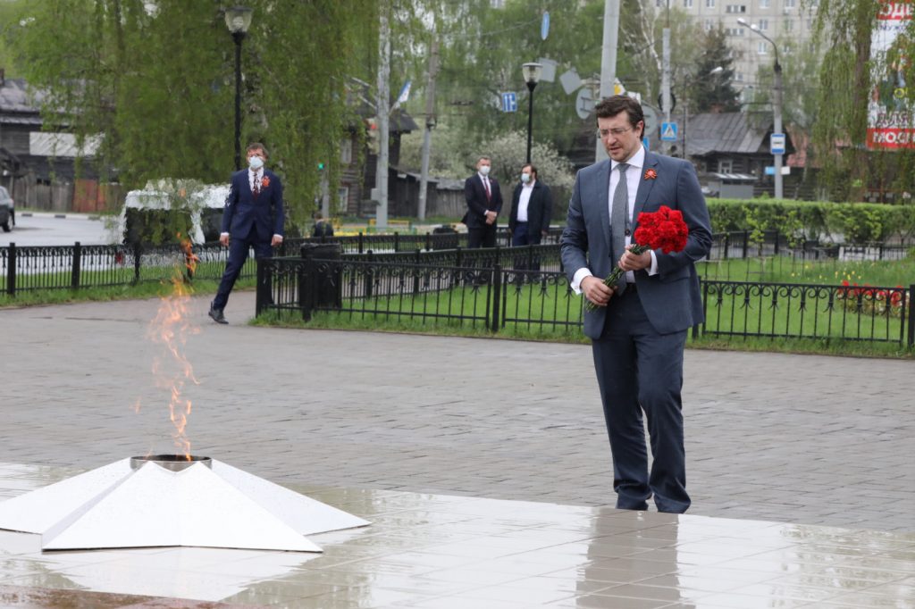 Глеб Никитин принял участие в зажжении Вечного огня на площади Славы в Нижнем Новгороде
