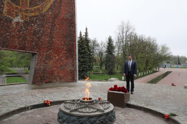 Глеб Никитин возложил цветы к Мемориалу Славы и памятнику газовской «полуторке» на Автозаводе