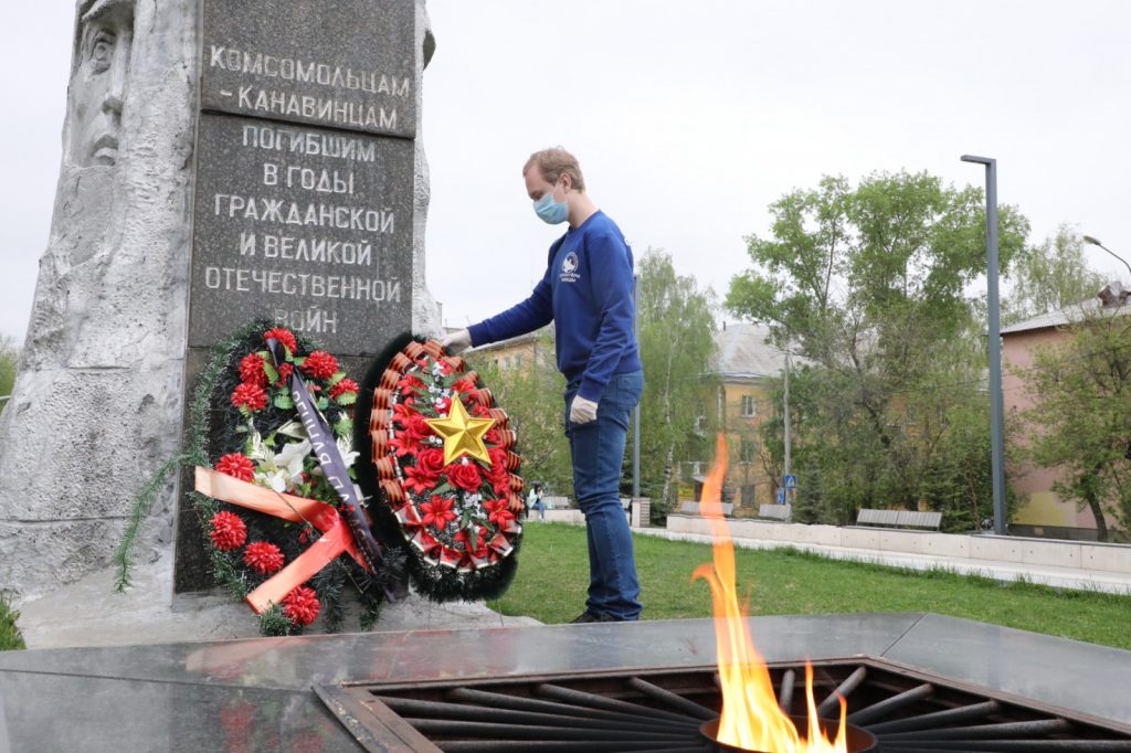 Волонтеры по просьбам ветеранов возлагают цветы к мемориалам воинской славы