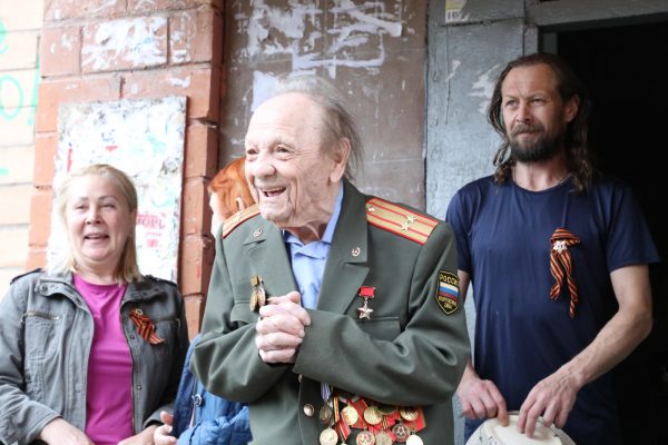 >Волонтеры организовали концерт для Героя Советского Союза Александра Кузнецова
