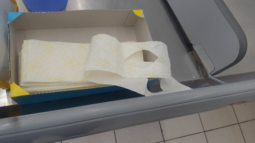 Маски из туалетной бумаги раздают покупателям в дзержинском магазине