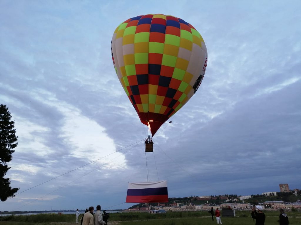 С флагом на воздушном шаре: как активисты ОНФ поздравляли нижегородцев с Днём России