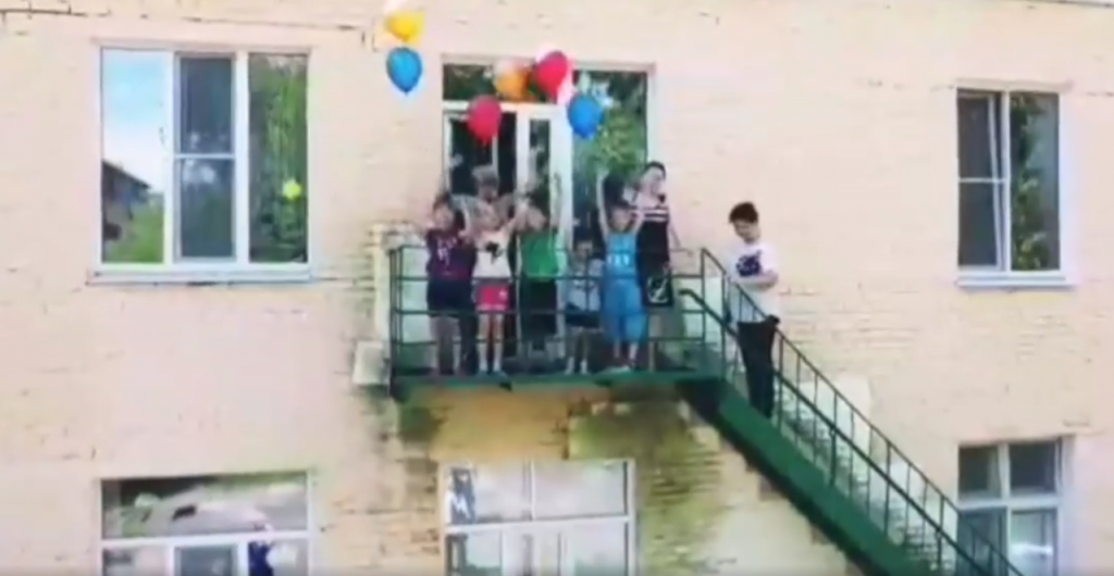 Видео дня: в Сарове детям дарили конфеты с помощью квадрокоптера