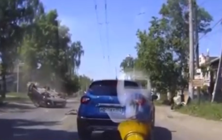 Иномарка перевернулась на улице Дубравной в Нижнем Новгороде (ВИДЕО)