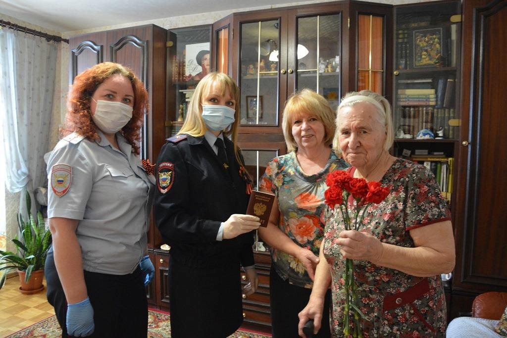 Нижегородские полицейские вручили паспорт 92-летней пенсионерке