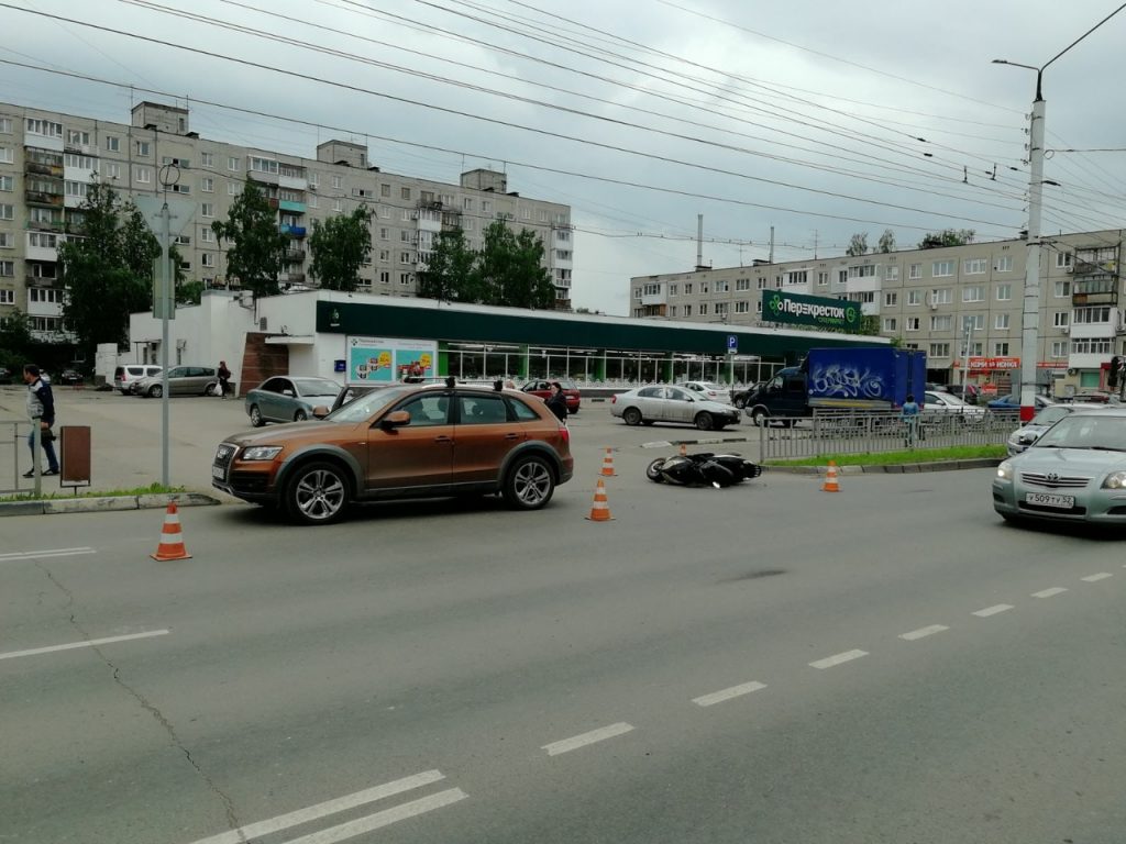 Скутерист отлетел на несколько метров после столкновения с кроссовером «Audi» в Дзержинске