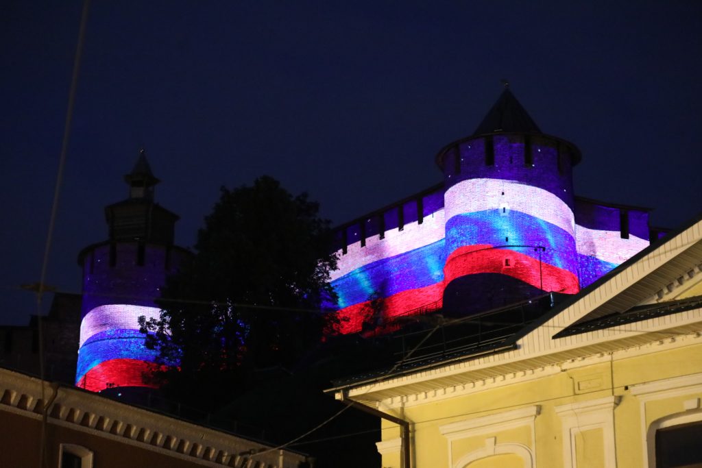 На Нижегородском кремле появилась проекция российского флага (ФОТО)