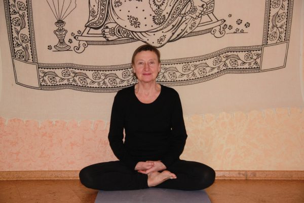 70-летняя нижегородка преподаёт йогу для пенсионеров