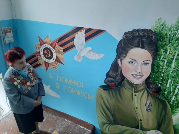 Нижегородские художники нарисовали портрет участницы Великой Отечественной войны в доме, где она живет