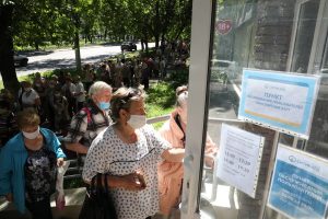 Многометровые очереди образовались в пунктах обслуживания «Ситикард»