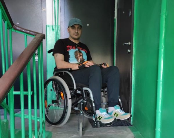 Инвалид-колясочник из Дзержинска не может самостоятельно выйти из дома