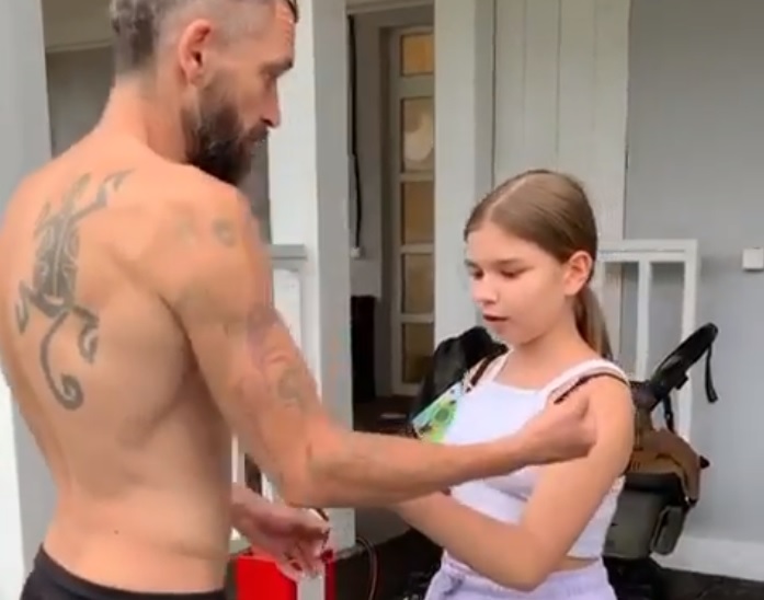 «Начала с печени отца»: Владимир Кристовский преподал урок бокса дочери