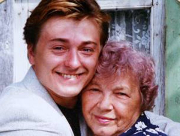 Сергей Безруков с бабушкой