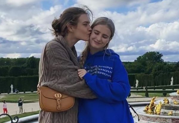 «Скорее сестрички или даже подружки»: Наталья Водянова сделала селфи на пляже вместе с дочерью
