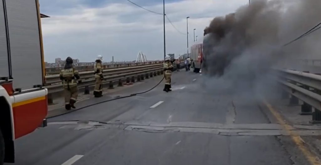 Рейсовый автобус загорелся на Борском мосту