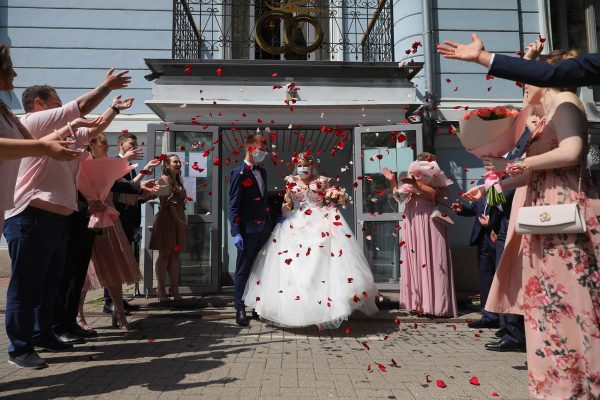 Свадьба пела и плясала: нижегородские молодожёны рассказали, как проходят свадьбы во время пандемии коронавируса