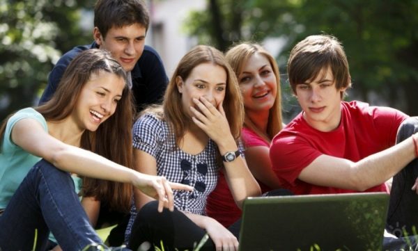 «Сасный краш»: разбираемся, почему современные подростки говорят на непонятном языке