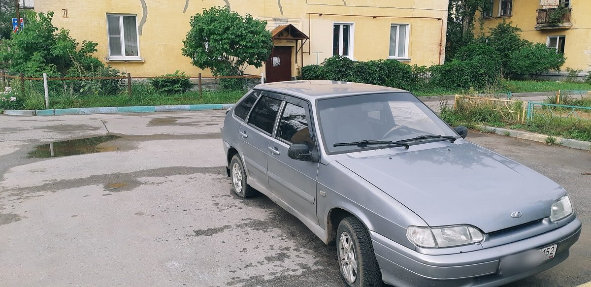 Полиция ищет злоумышленника, проколовшего шины автомобиля на улице Стрелковой