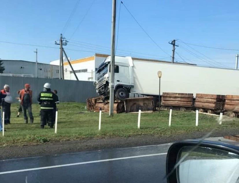 Большегруз врезался в поезд у станции Пешелань в Арзамасе