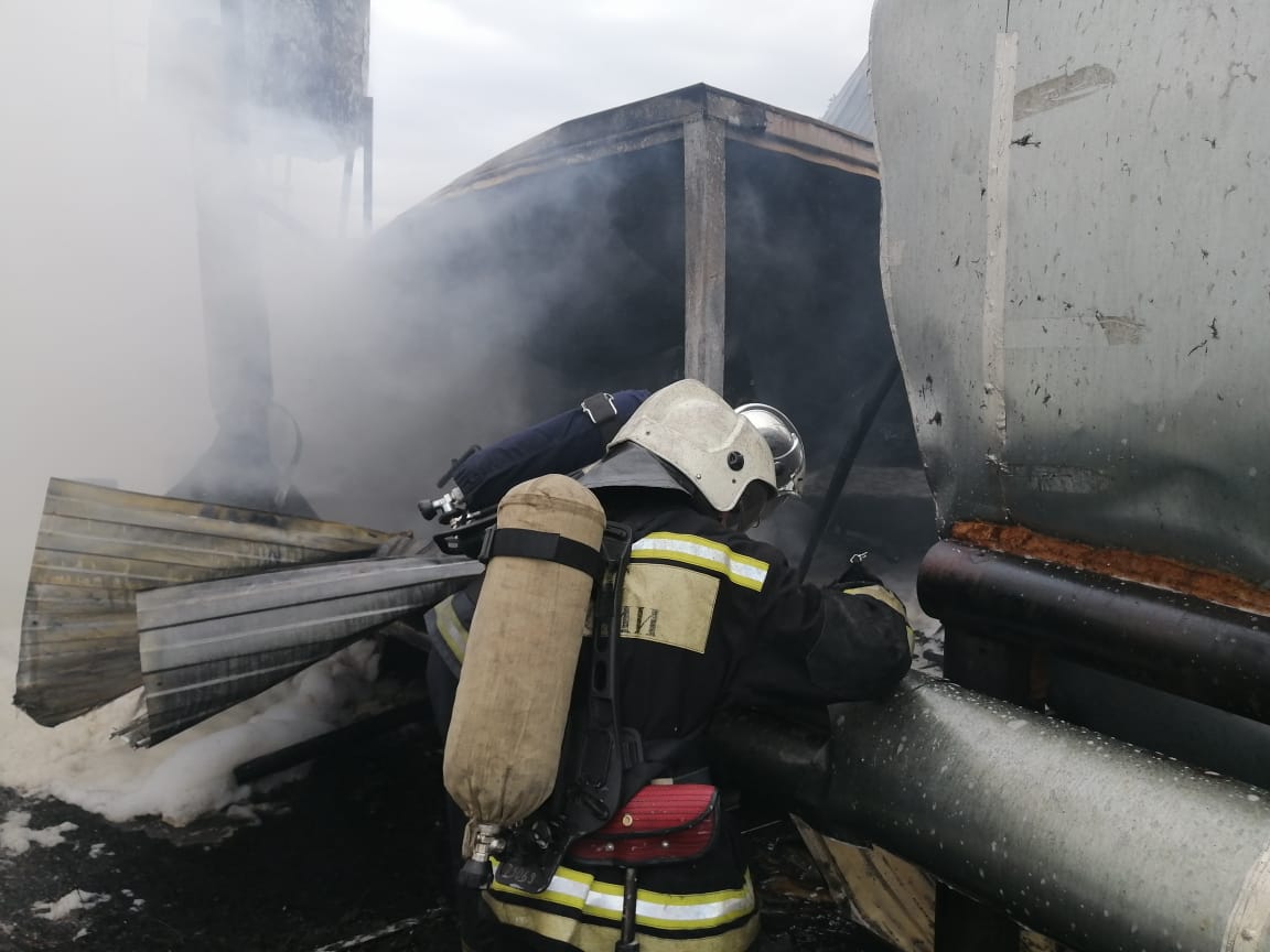 Пожар в промзоне в Сормове потушен: опубликованы фото с места происшествия