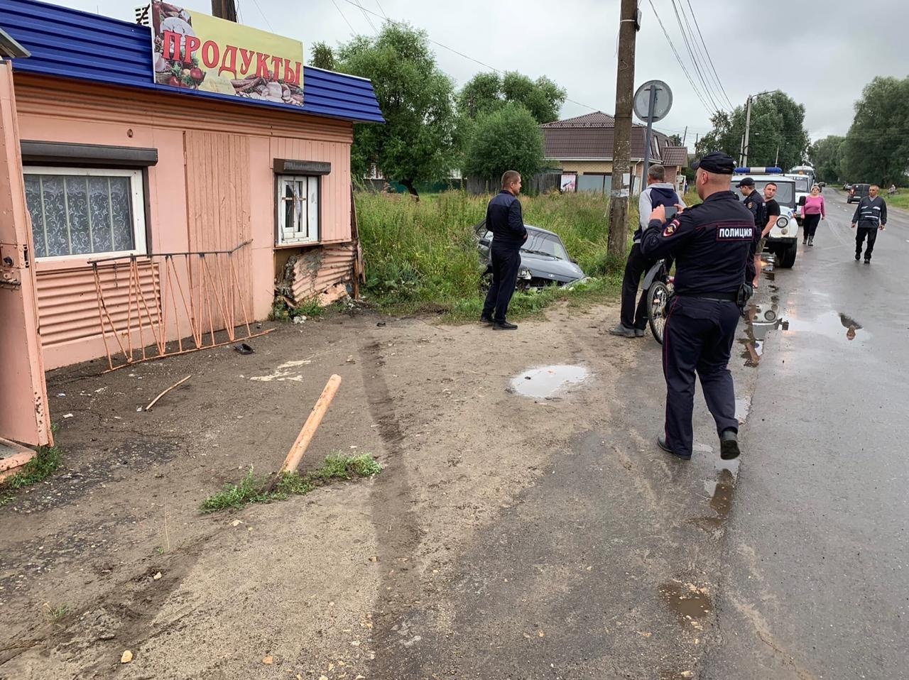 Водитель «Лады» врезался в магазин, а потом улетел в кювет в Кулебаках в  августе 2020 года | Нижегородская правда