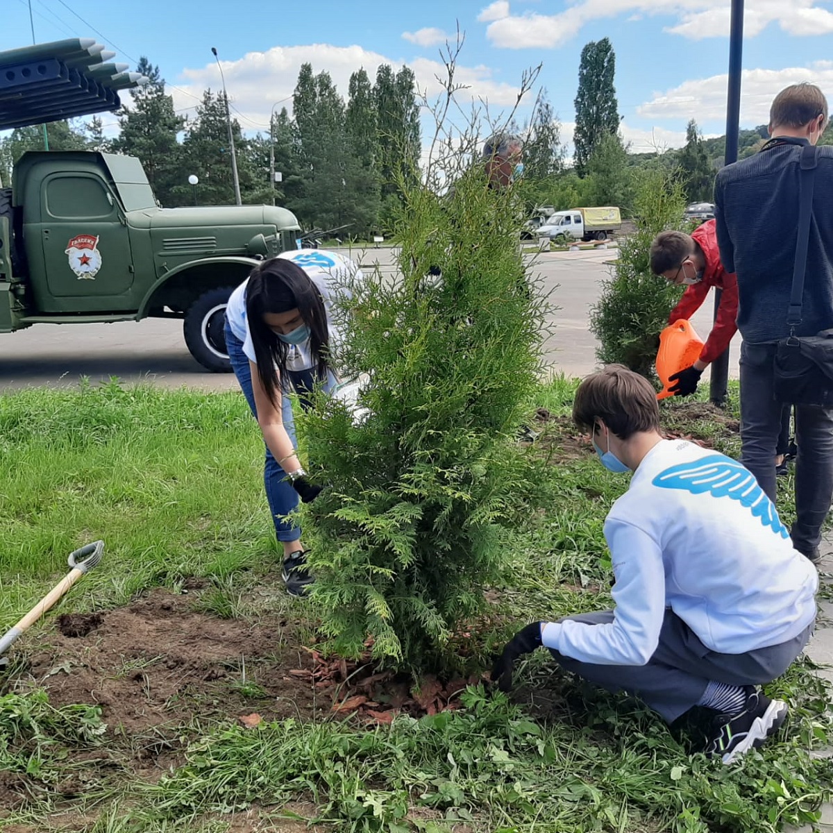 Нижегородцы посадили первые 10 деревьев в «Саду памяти» в Парке Победы