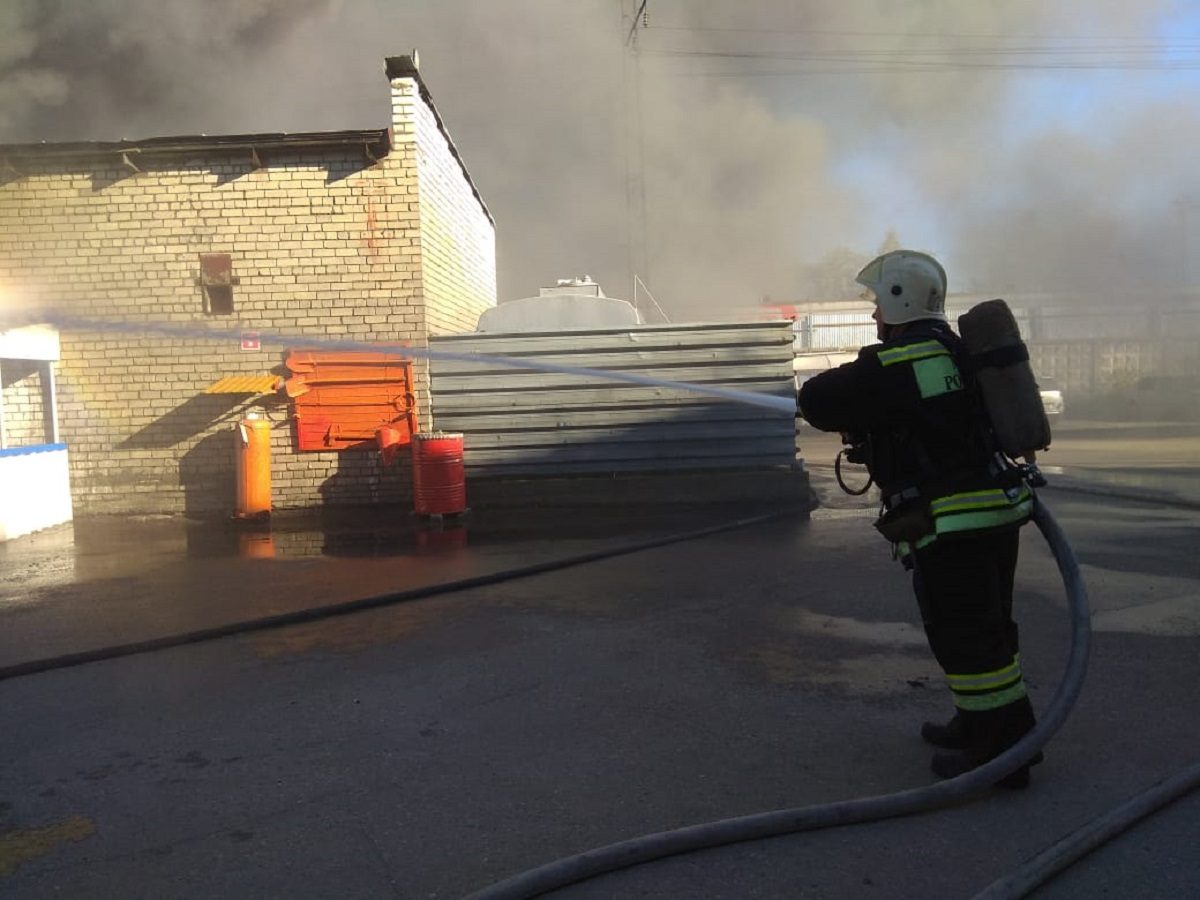 Крыша склада рухнула во время пожара в Канавинском районе