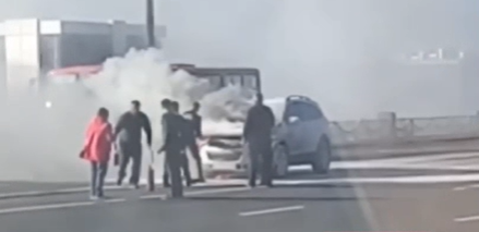 Загоревшийся на Стрелке автомобиль помогли тушить проезжавшие мимо водители